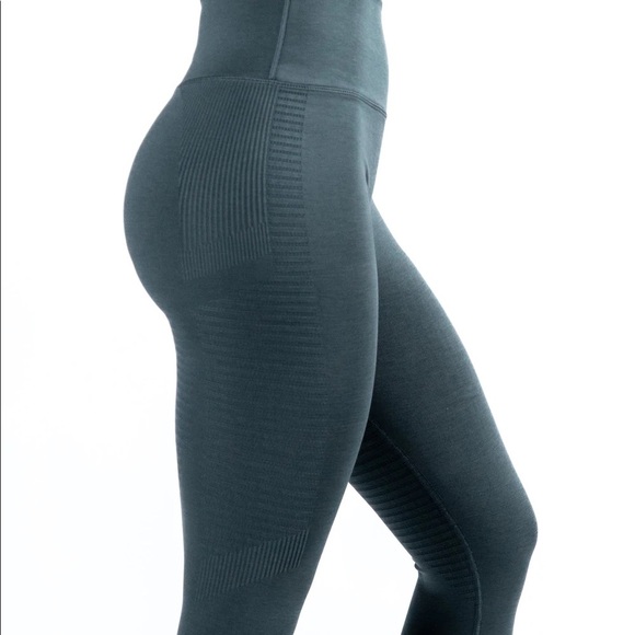 Alphalete Halo Leggings in Charcoal - Picture 2 of 9